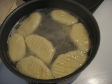 Gulas de pui cu galusti de cartofi