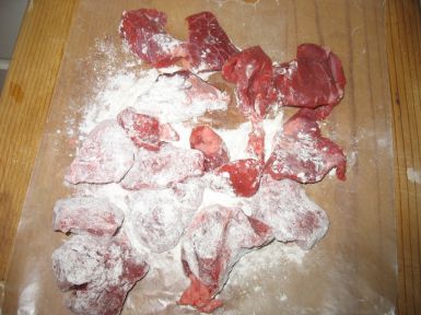 Carnita de vita cu sos de rosii si paste