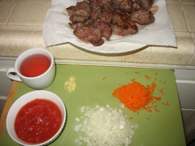 Carnita de vita cu sos de rosii si paste