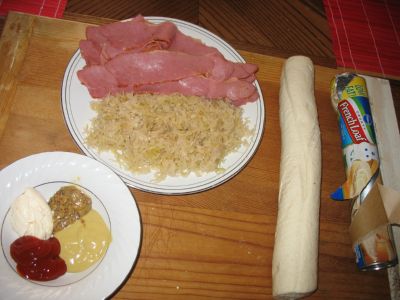 Paine umpluta cu varza acra si pastrama