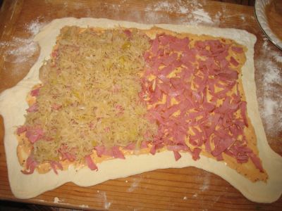 Paine umpluta cu varza acra si pastrama