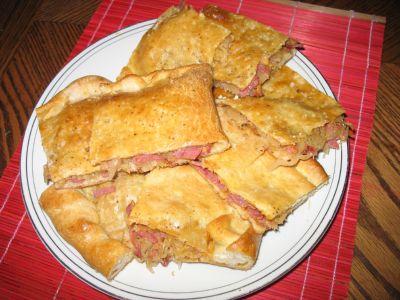 Paine umpluta cu varza acra si pastrama