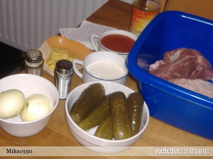 Carne de porc cu sos de castraveti