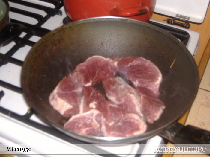 Carne de porc cu sos de castraveti