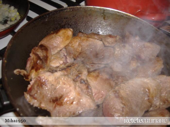 Carne de porc cu sos de castraveti