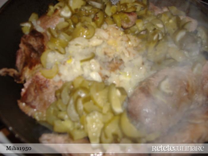 Carne de porc cu sos de castraveti