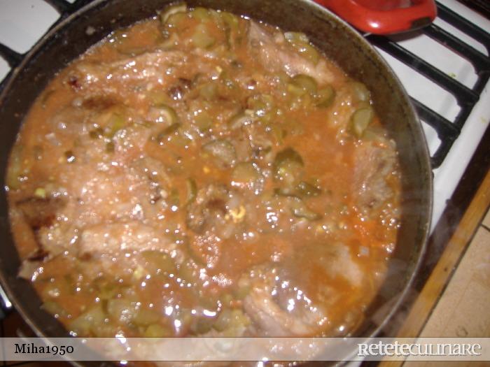 Carne de porc cu sos de castraveti