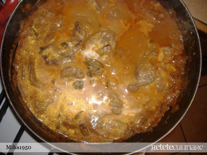 Carne de porc cu sos de castraveti