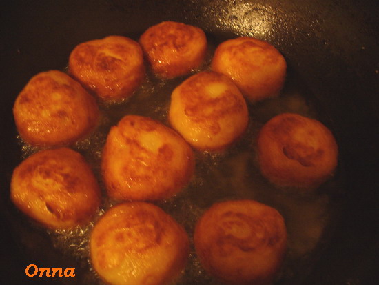 Piftelute de Cartofi in Sos de Rosii