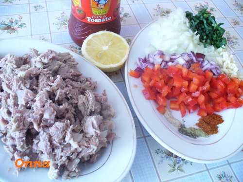 Trigoane cu Carne si Sos Grecesc