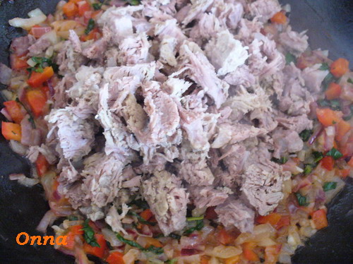 Trigoane cu Carne si Sos Grecesc