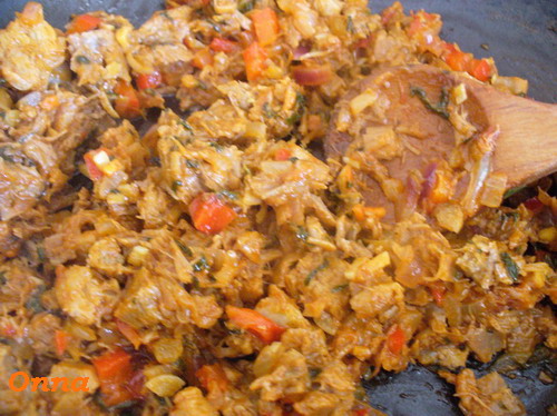 Trigoane cu Carne si Sos Grecesc