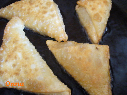 Trigoane cu Carne si Sos Grecesc