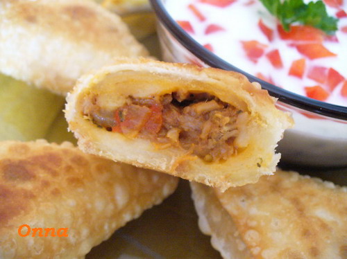 Trigoane cu Carne si Sos Grecesc