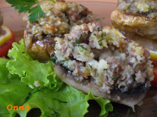 Ciuperci umplute cu carne de vita si cuscus