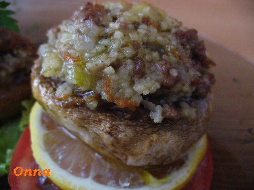 Ciuperci umplute cu carne de vita si cuscus