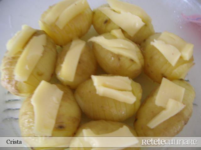 Cartofi Hasselback (la microunde sau la cuptor obisnuit)
