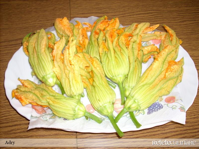 Somon cu garnitura de flori de dovlecel umplute