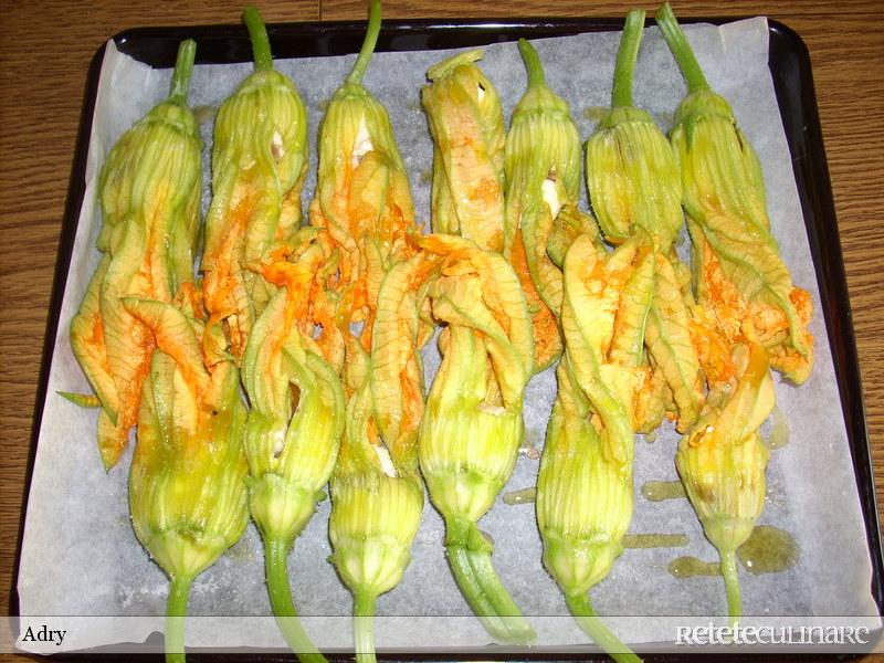Somon cu garnitura de flori de dovlecel umplute