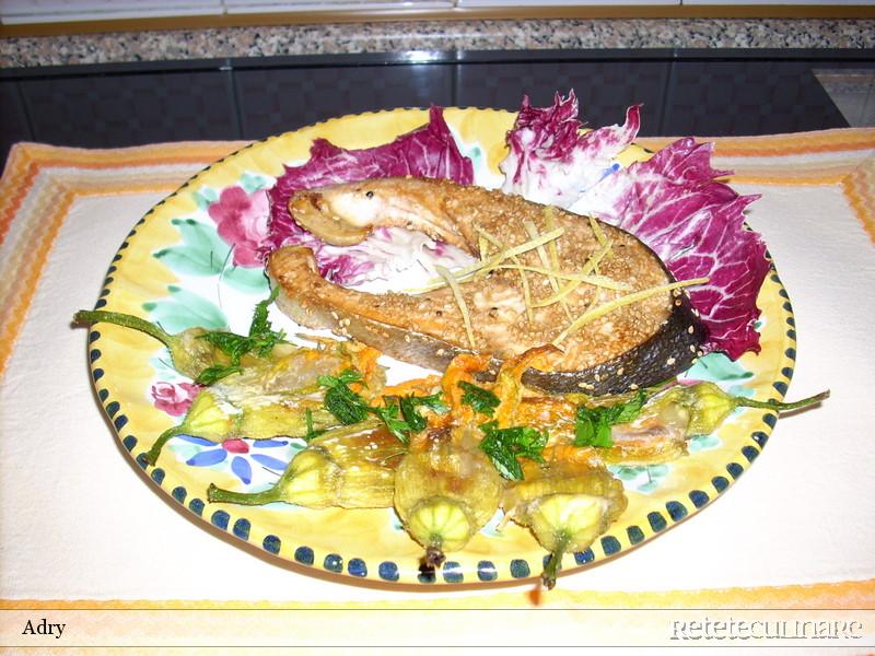 Somon cu garnitura de flori de dovlecel umplute