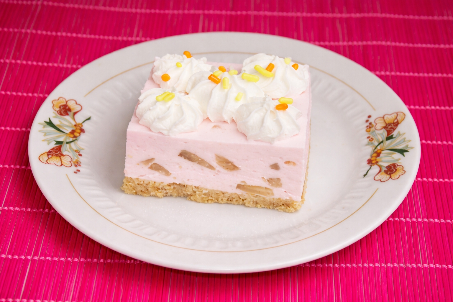 Prajitura cu blat de biscuit si crema de iaurt cu frisca