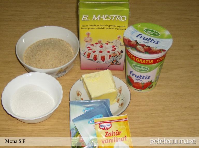 Prajitura cu blat de biscuit si crema de iaurt cu frisca