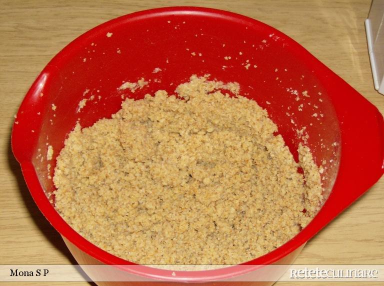 Prajitura cu blat de biscuit si crema de iaurt cu frisca