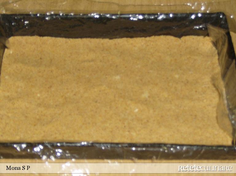 Prajitura cu blat de biscuit si crema de iaurt cu frisca