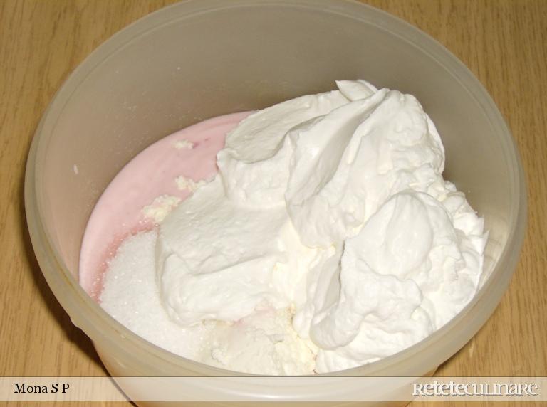 Prajitura cu blat de biscuit si crema de iaurt cu frisca