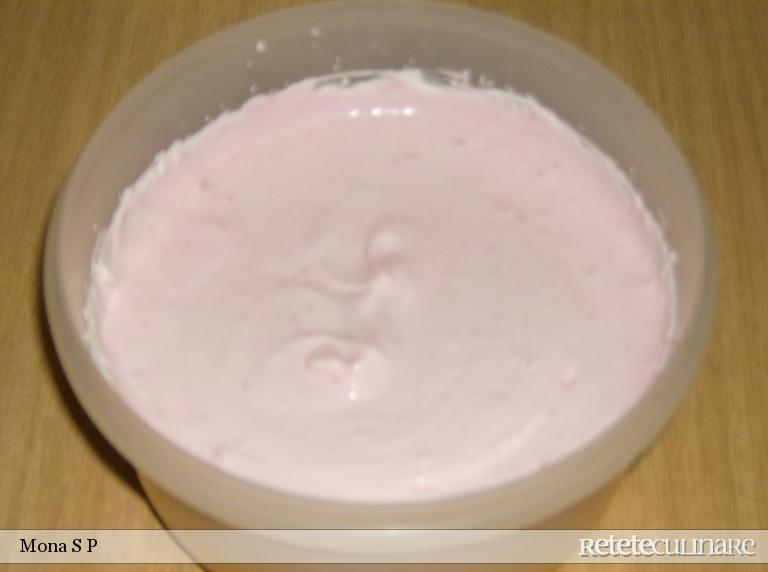 Prajitura cu blat de biscuit si crema de iaurt cu frisca