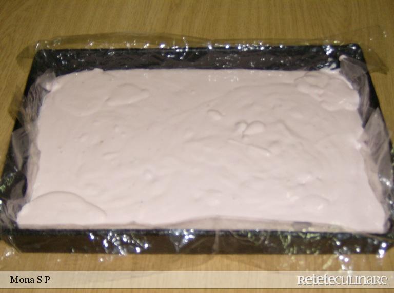 Prajitura cu blat de biscuit si crema de iaurt cu frisca