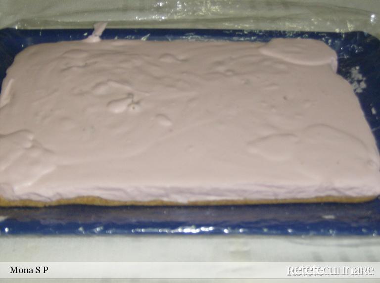 Prajitura cu blat de biscuit si crema de iaurt cu frisca
