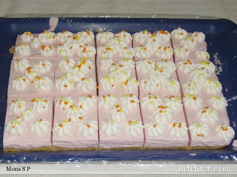 Prajitura cu blat de biscuit si crema de iaurt cu frisca