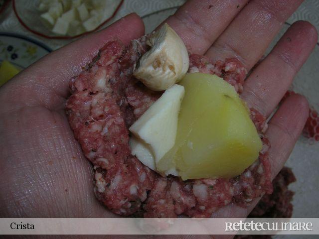 Chiftele umplute cu legume ... in sos