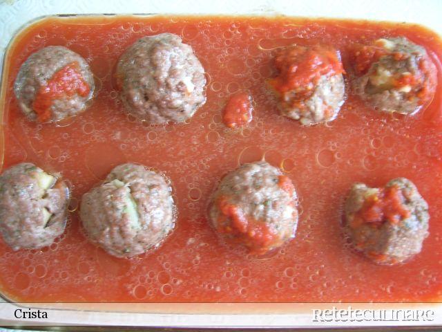 Chiftele umplute cu legume ... in sos