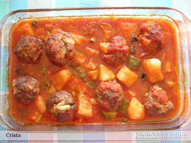 Chiftele umplute cu legume ... in sos