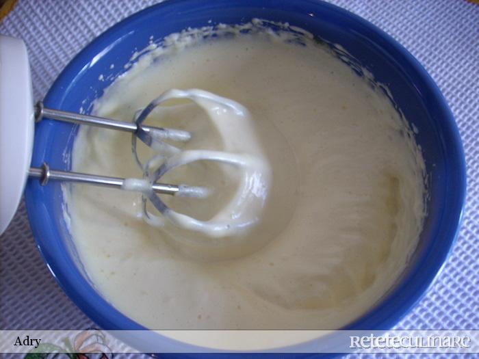 Rulada cu crema de vanilie