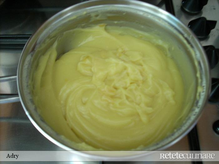 Rulada cu crema de vanilie
