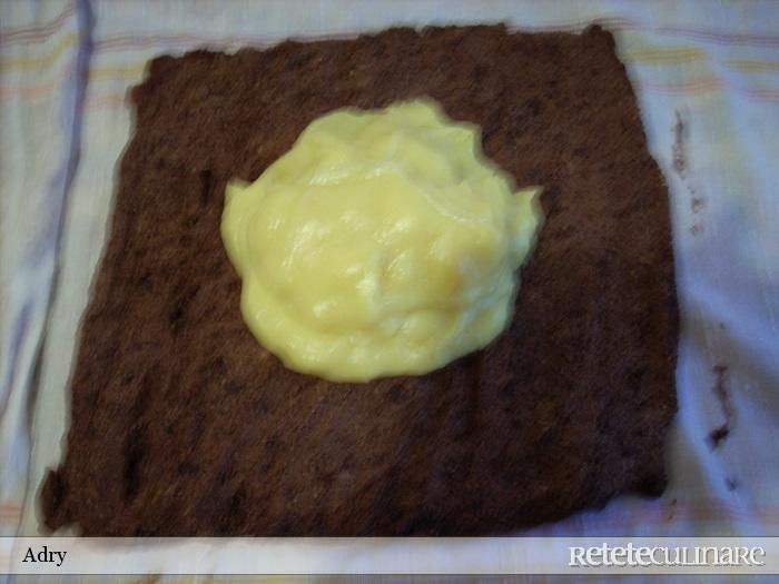 Rulada cu crema de vanilie