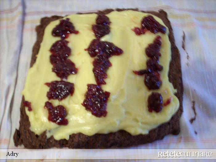 Rulada cu crema de vanilie