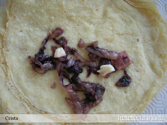 Rulouri cu radicchio gratinate cu sos Mornay si ciuperci