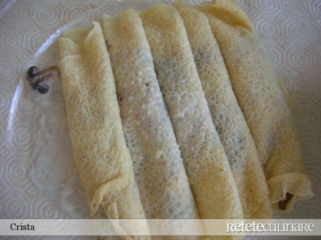 Rulouri cu radicchio gratinate cu sos Mornay si ciuperci