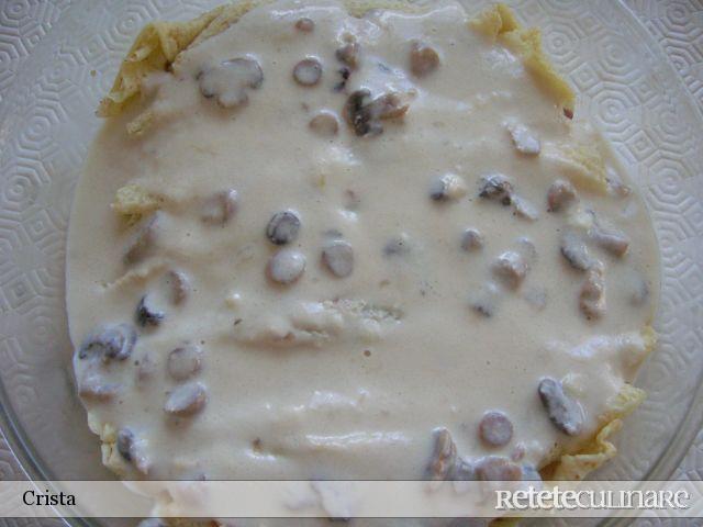 Rulouri cu radicchio gratinate cu sos Mornay si ciuperci