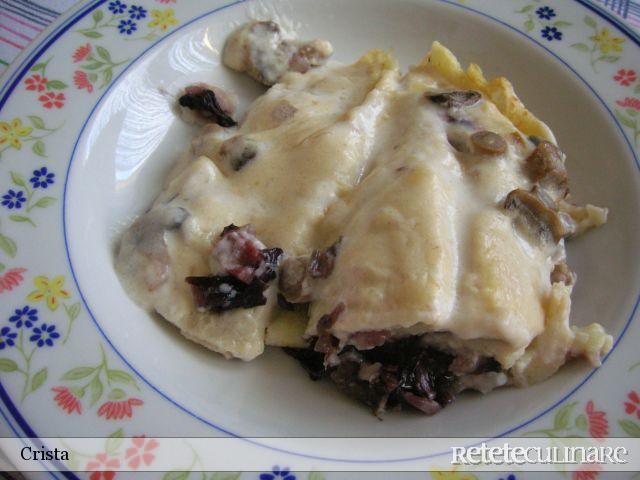 Rulouri cu radicchio gratinate cu sos Mornay si ciuperci