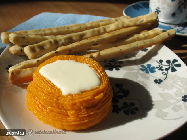 Grissini de Chimen cu Crema de Morcovi si Sos de Branza