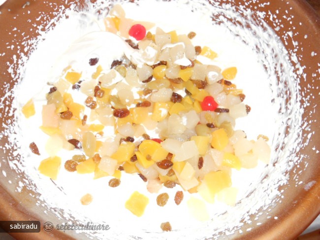 Tort cu Crema de Vanilie si Fructe