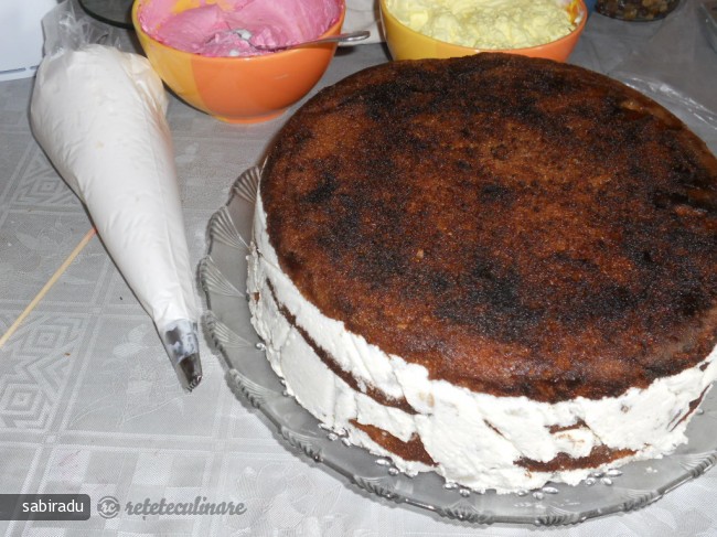 Tort cu Crema de Vanilie si Fructe
