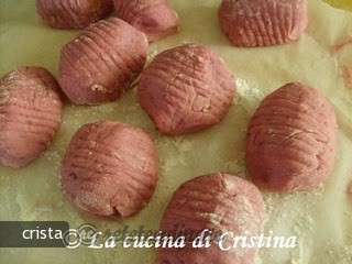 Gnocchi de Cartofi si Sfecla Umpluti cu Cascaval Afumat