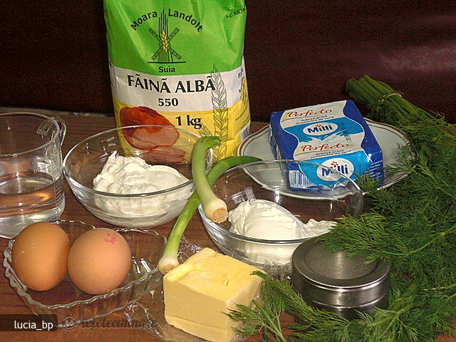 Placintele Aperitiv cu Branza de Vaci, Marar si Ceapa Verde