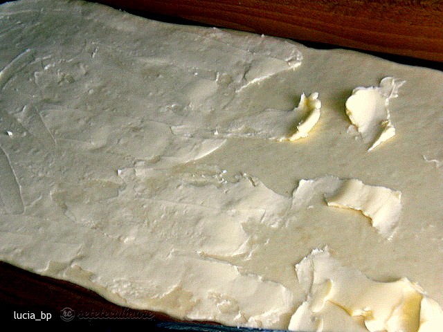 Placintele Aperitiv cu Branza de Vaci, Marar si Ceapa Verde